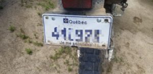 Plaque d'immatriculation de moto soumise aux vibrations des routes non pavées